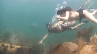 Cặp đôi lặn dưới nước ngắm san hô nứng quá chịch luôn!!!