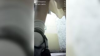 Quay lén các em học sinh đi đái