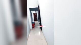 Đụ con gái chủ nhà nghỉ ở hành lang lên em nó rên to thế cũng không sợ