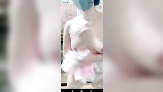 Em gái vừa tắm vừa móc lồn