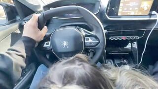 Lái xe mà có gái bú cu cho thì còn gì bằng