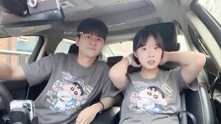 Vạch vú em ở trong xe