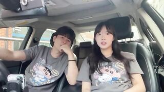 Vạch vú em ở trong xe