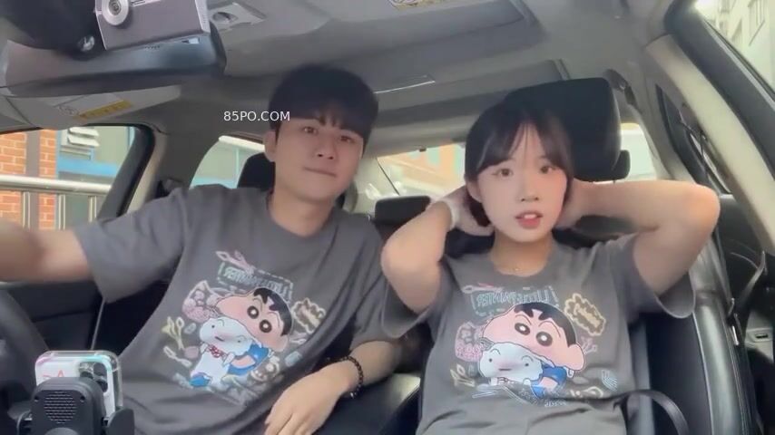 Vạch vú em ở trong xe