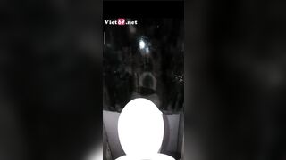 E chuppy rủ đi bar mà lén vào wc móc bắn nước bị bạn bè đập của