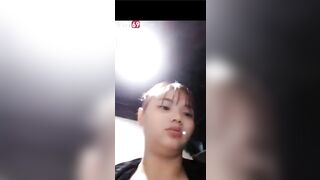 E chuppy rủ đi bar mà lén vào wc móc bắn nước bị bạn bè đập của