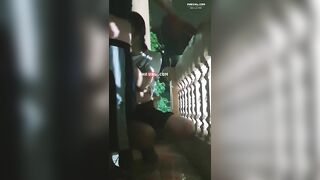 Trời oi nóng vợ chồng đưa ra nhau ban công public cho nó mát