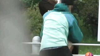 Cô gái bị xích quần lót vào hàng rào