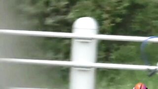 Cô gái bị xích quần lót vào hàng rào