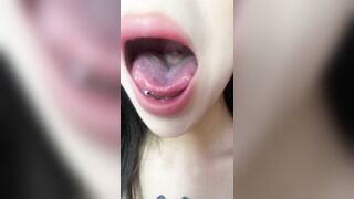 miệng của bé như nì, đủ chiều anh chưa?