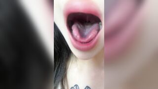 miệng của bé như nì, đủ chiều anh chưa?