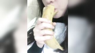 để bé chỉ anh cách ăn quả nì đúng cách!