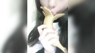 để bé chỉ anh cách ăn quả nì đúng cách!