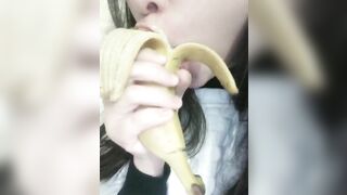 để bé chỉ anh cách ăn quả nì đúng cách!