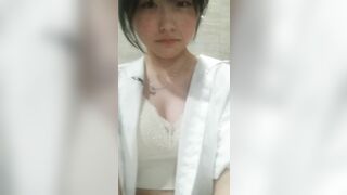 E học sinh lén bào wc show hàng thì bị giáo viên thay đồ phát hiện