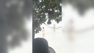 hội chị em các phú bà thỏa thân thác loại ngoài bờ biển