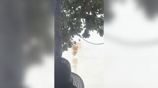 hội chị em các phú bà thỏa thân thác loại ngoài bờ biển