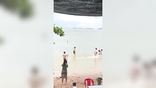 hội chị em các phú bà thỏa thân thác loại ngoài bờ biển