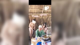 2 e gái cafe chòi khoả thân khiêu gợi bác bán vé số siêu nứng lồn