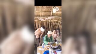 2 e gái cafe chòi khoả thân khiêu gợi bác bán vé số siêu nứng lồn