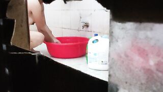 Quay lén dì tắm