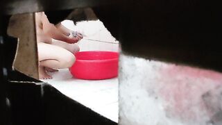 Quay lén dì tắm