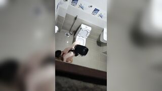 Cặp đôi chich nhau trong toliet