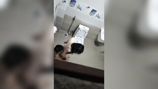 Cặp đôi chich nhau trong toliet