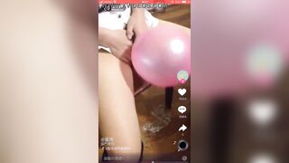 Vãi đái, em gái thổi nến thổi bóng bay hút thuốc bằng lồn