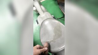 Đái lên xe đạp điện của người lạ tại nhà xe