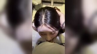Lén cho em gái bú cu trong nhà vệ sinh nam