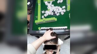 Chơi mạt chược thua nên phải bú cu cho bạn thân