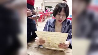 Khoe vú cho phục vú quán ...