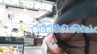 Lén lút khoe vú ở siêu thị
