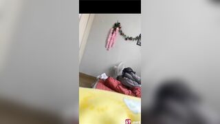 Đang bắt con gái bú cu, thì mẹ gọi ra và cái kết đắng