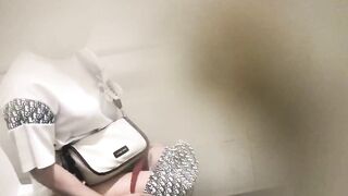 Quay lén chị gái kính cận ik vệ sinh