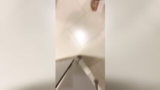 Cặp Đôi Nữ Sinh Địt Nhau Trong Toilet Siêu Thị 2