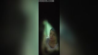 Em hàng xóm gần nhà tắm 3