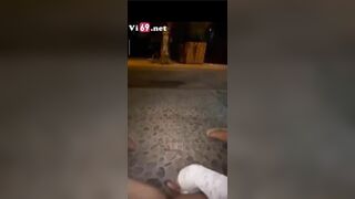 E gái thủ dâm ở trước cửa nhà người ta bắn nước bị hàng xóm phát hiện 2