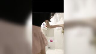 E gái vào toilet đái rửa lồn lại còn thủ dâm cho ae sục nữa