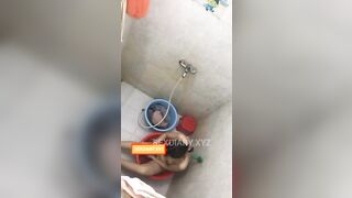 Em gái gần nhà chị họ tắm