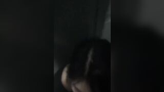 Cho em gái bú cu trong nhà vệ sinh công cộng