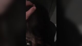 Cho em gái bú cu trong nhà vệ sinh công cộng