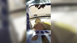 Quay lén váy em nhân viên siêu thị