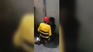 Clip Sex Tài Xế Bee Hiếp Dâm Em Gái Ăn Xin Bú Cặc Mình Trong Hẻm