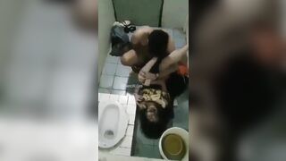 Clip Sex Đi Hát Uống Say Bị Dắt Vào Wc Hiếp Mất Đời Gái