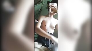 Cách mà đôi bạn trẻ yêu xa, Call sex nhưng đen bị bạn bè phát hiện