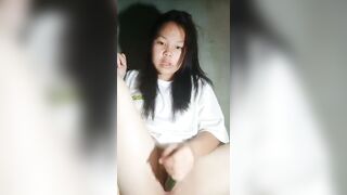 E học sinh cấp 2 thủ dâm bằng dưa chuột nước lồn tung toé