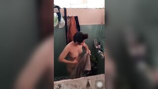 Quay lén em học sinh múp máp tắm