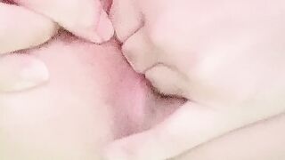 Thủ dâm lỗ đít với dầu gió tê tê phê phê lắm mn ạ